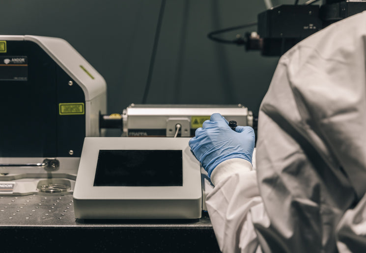 scientist-at-work.jpg__PID:e552b0c9-5d3f-43b9-8699-a19f53f1a367